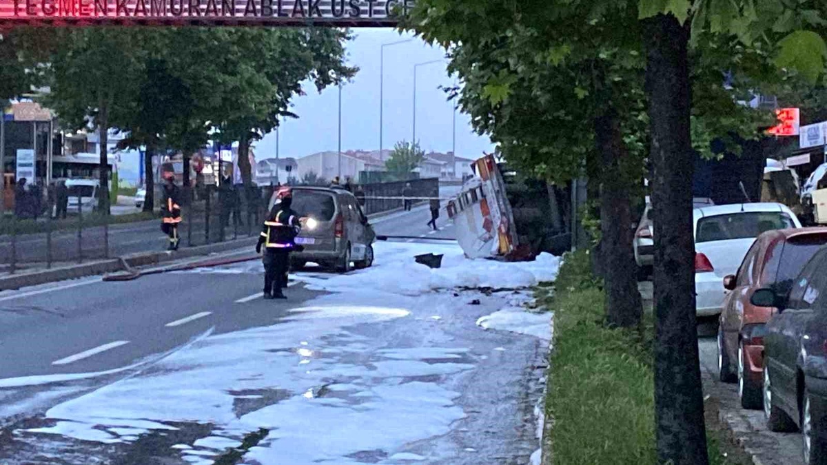 Kocaeli Gölcük\'te Benzin Yüklü Tanker Kazası: Evler Tahliye Edildi