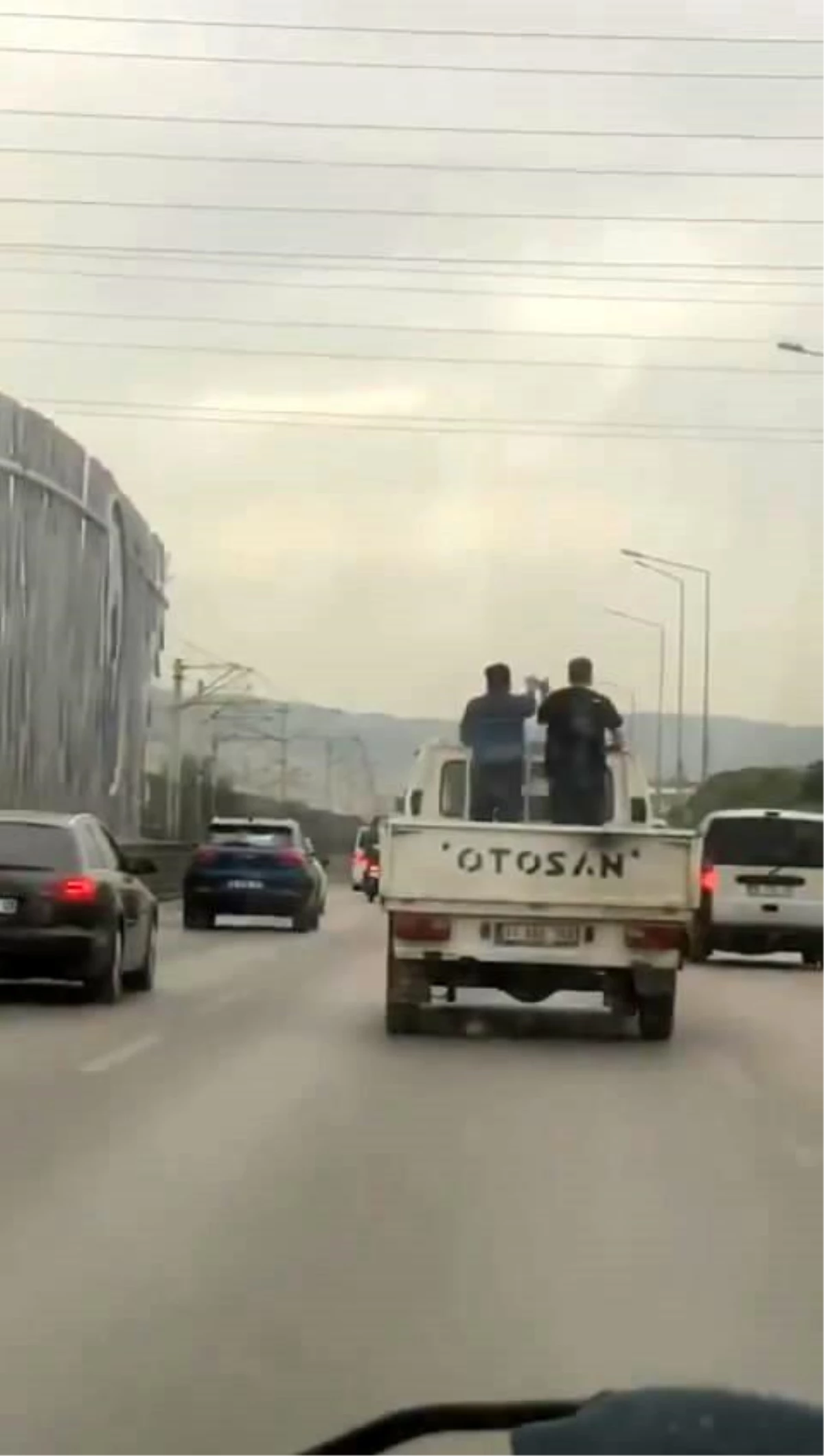 Bursa\'da kamyonet kasasında tehlikeli halay çeken kafadarlar