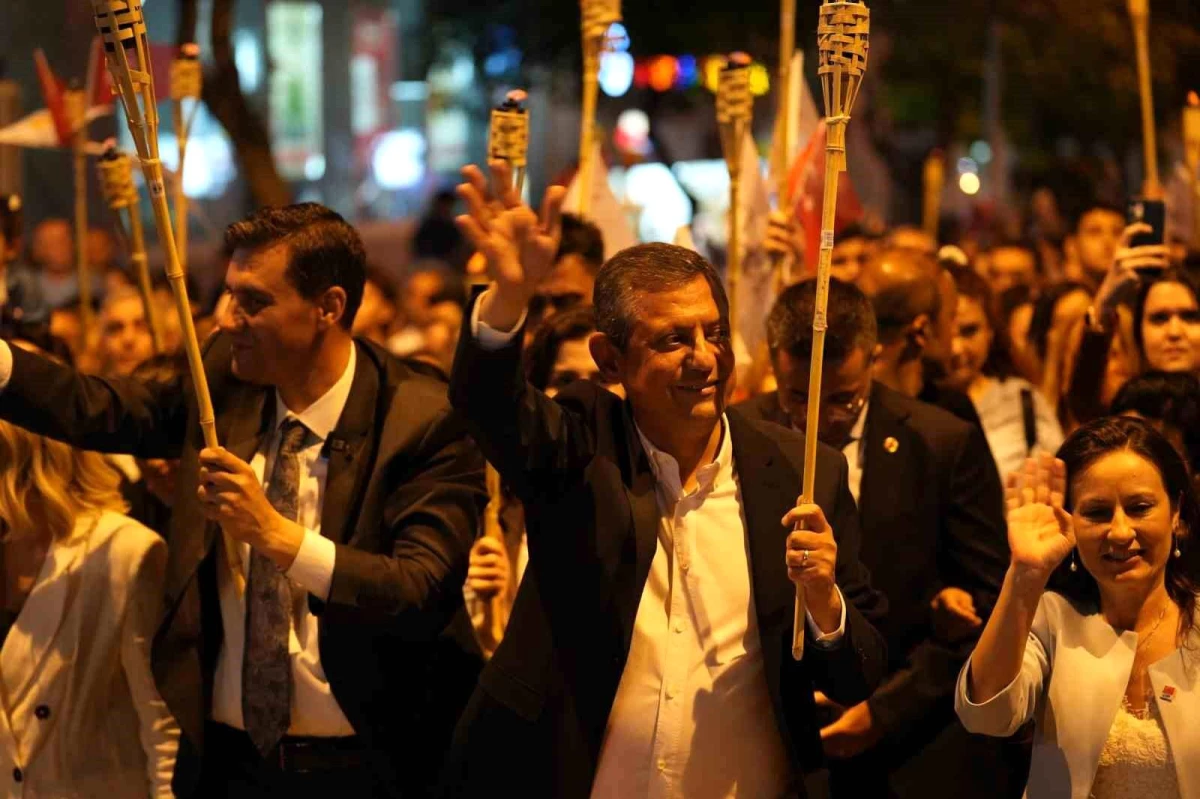 CHP Genel Başkanı Özgür Özel, İYİ Parti Genel Başkanı seçilen Müsavat Dervişoğlu\'nu tebrik etti