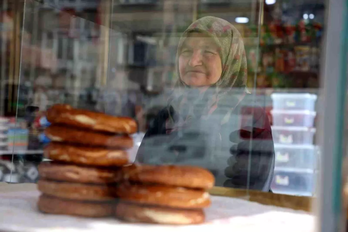 Konya\'da Simitçi Teyze: 17 Yıldır Simit Satarak Geçim Sağlıyor