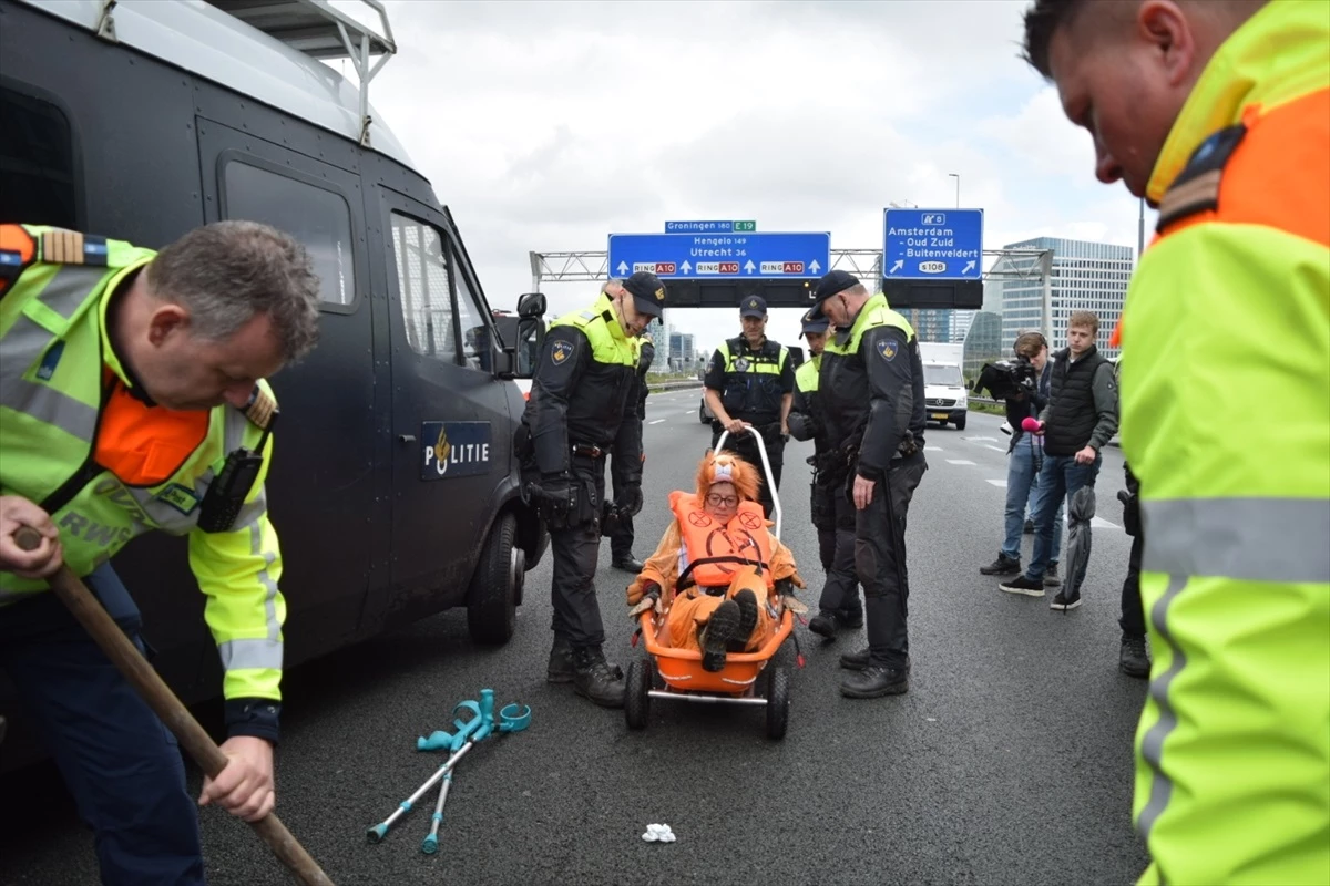 Hollanda\'da İklim Aktivistlerinin Yol Kapatma Eylemi: 100\'den Fazla Gözaltı