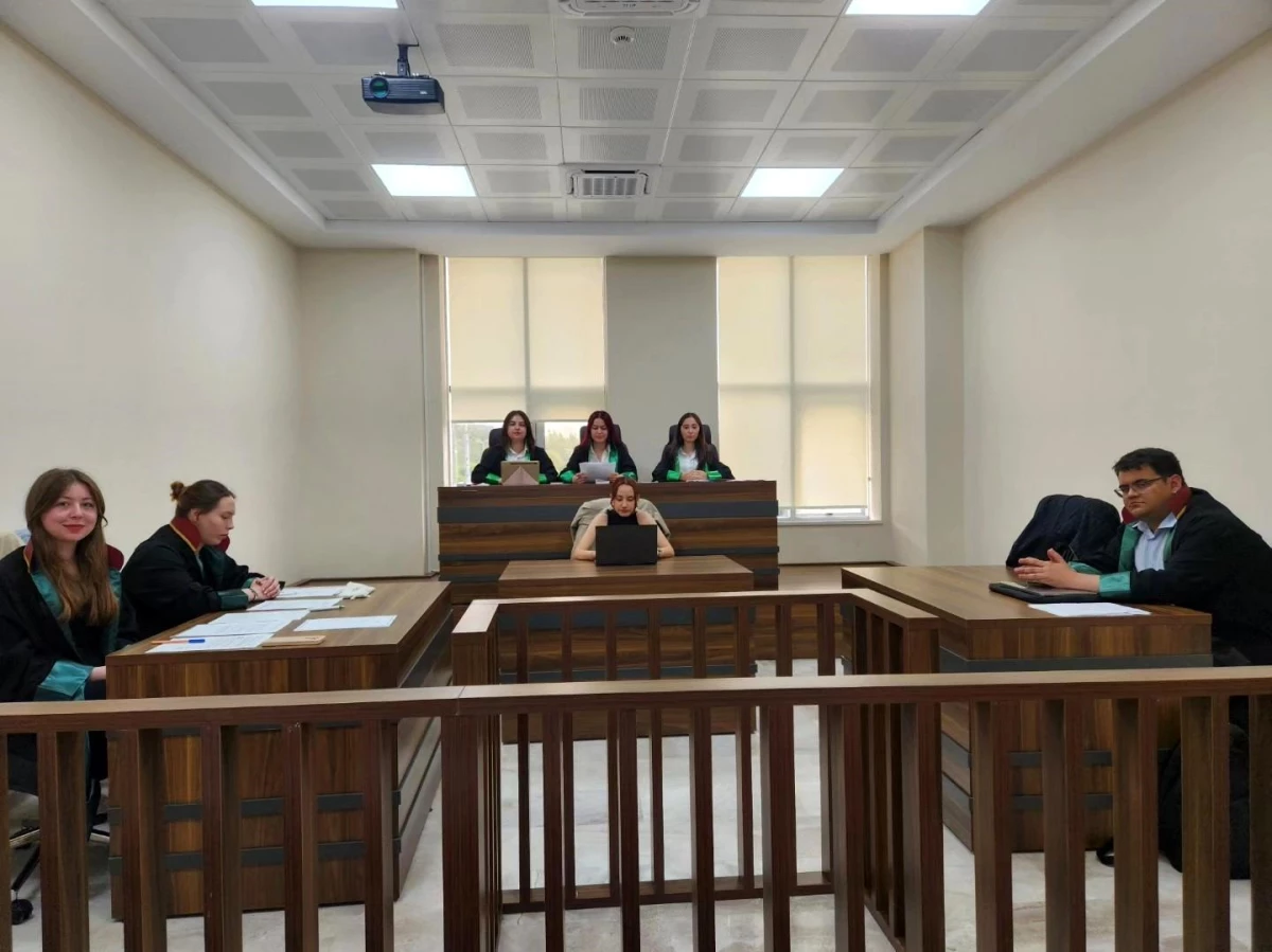 Balıkesir Üniversitesi Hukuk Fakültesi\'nde Kurgusal Duruşma Yapıldı