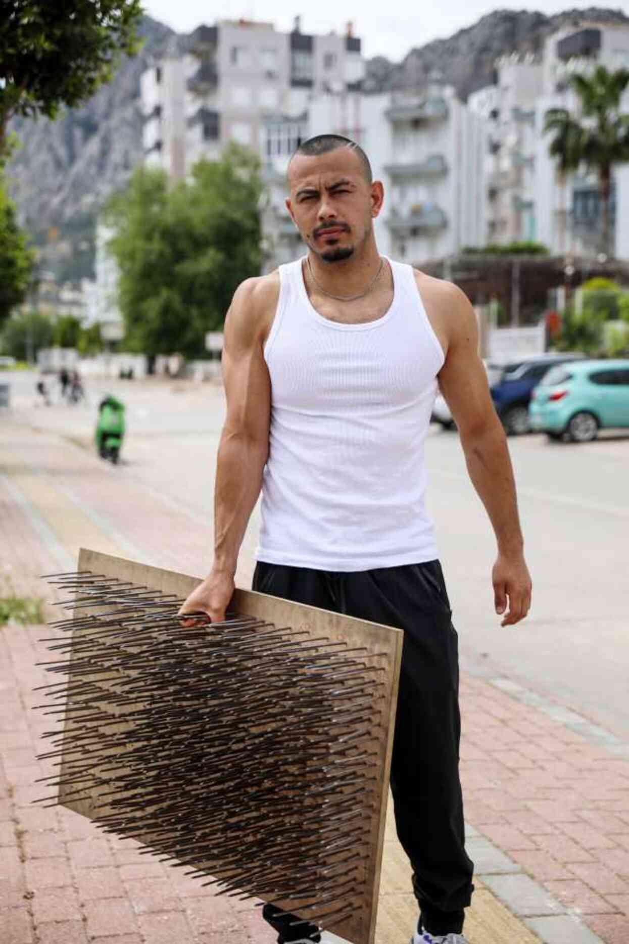 İddia uğruna 700 çivinin üzerine yattı: Soluğu hastanede tetanos aşısı olurken aldı