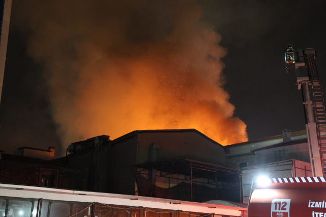 İzmir'de Tarihi Kemeraltı Çarşısı'nda yangın
