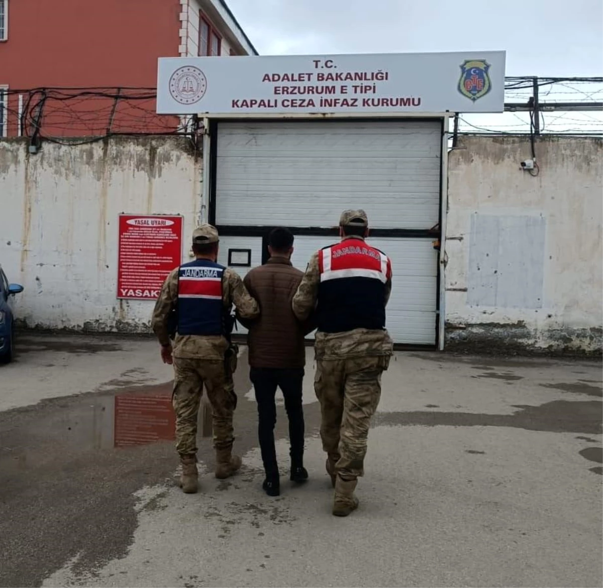 Erzurum\'da Jandarma Ekipleri Aranan 2 Şahsı Yakaladı