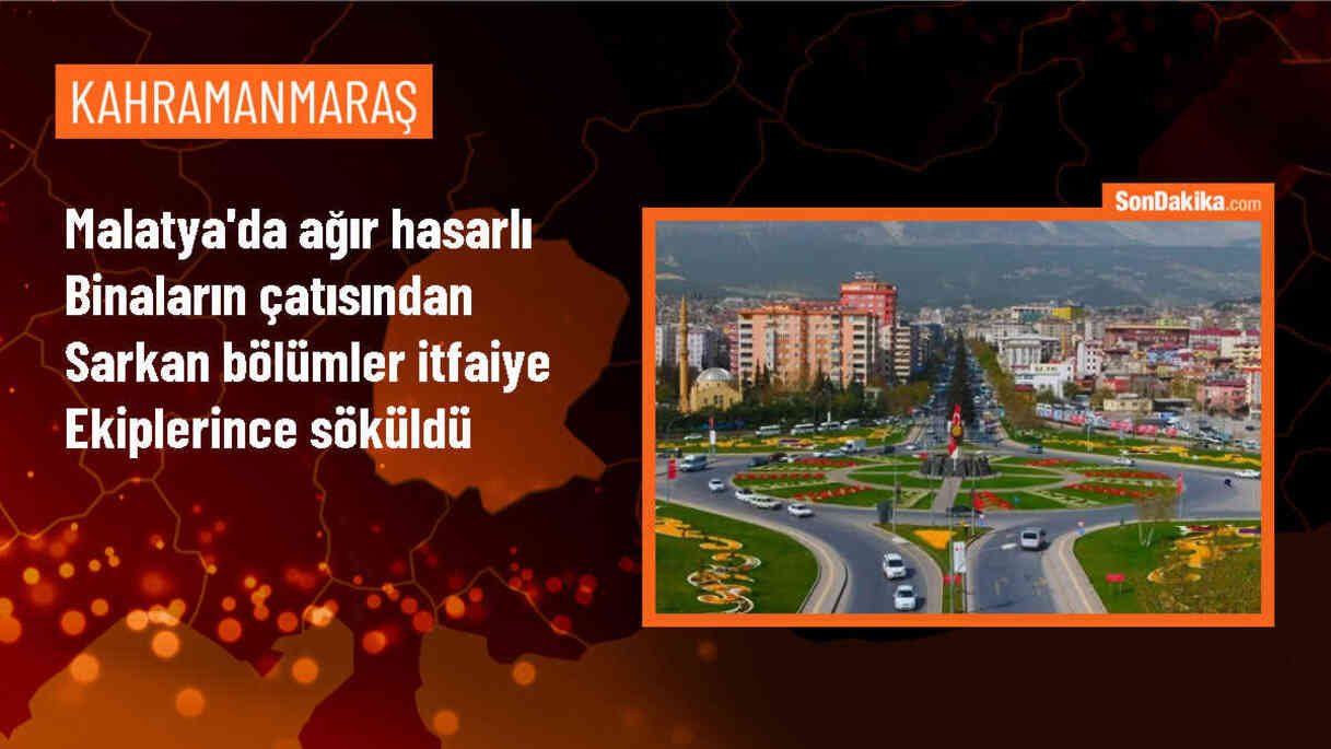 Malatya\'da Ağır Hasarlı Binaların Tehlikeli Çatı Malzemeleri Kaldırıldı