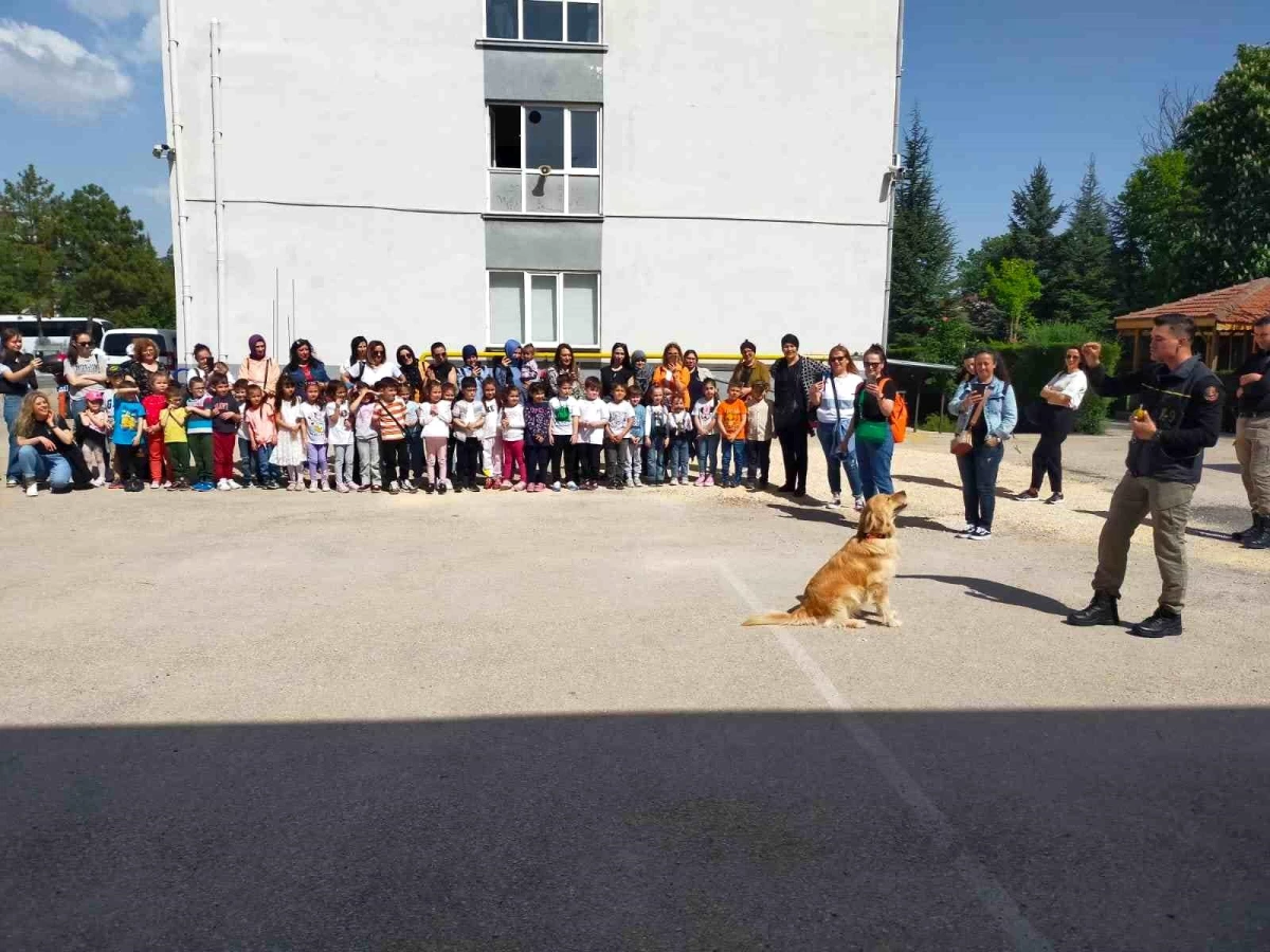 Eskişehir\'de Mithat Paşa İlkokulu ve Velileri Emniyet Müdürlüğü\'nü Ziyaret Etti
