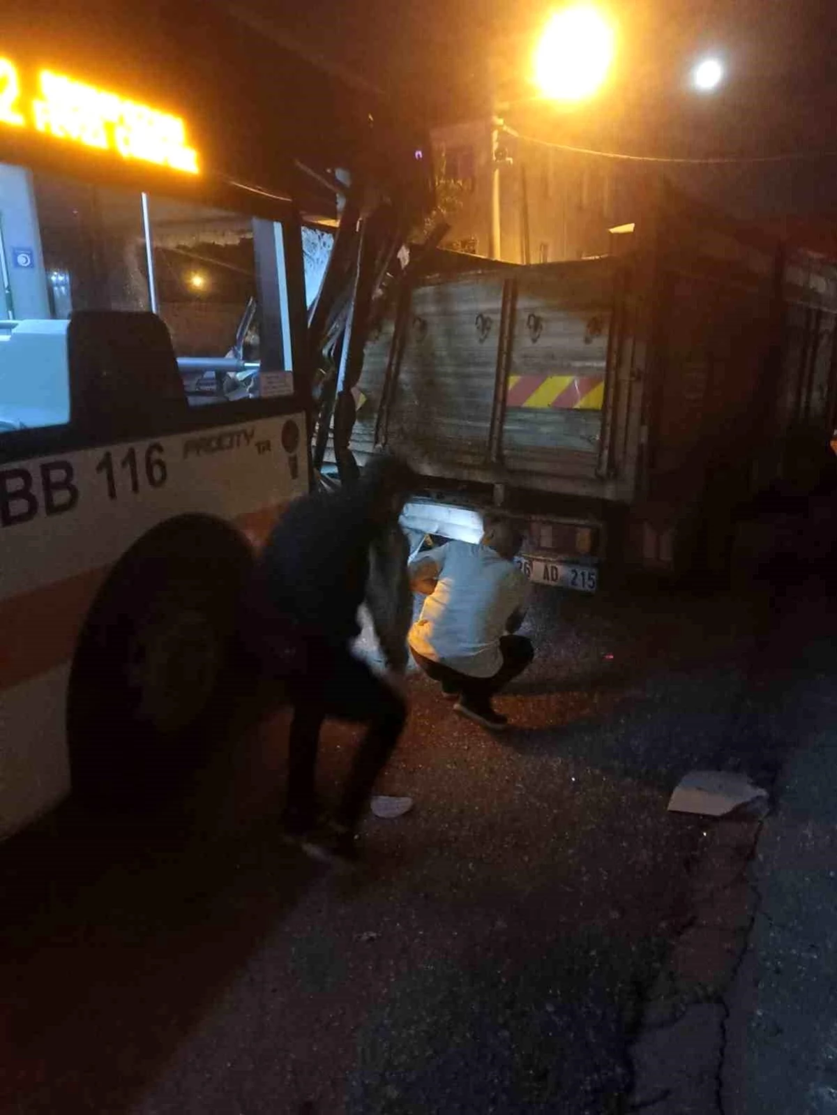 Eskişehir\'de park halindeki kamyona arkadan çarpan belediye otobüsünde büyük hasar oluştu