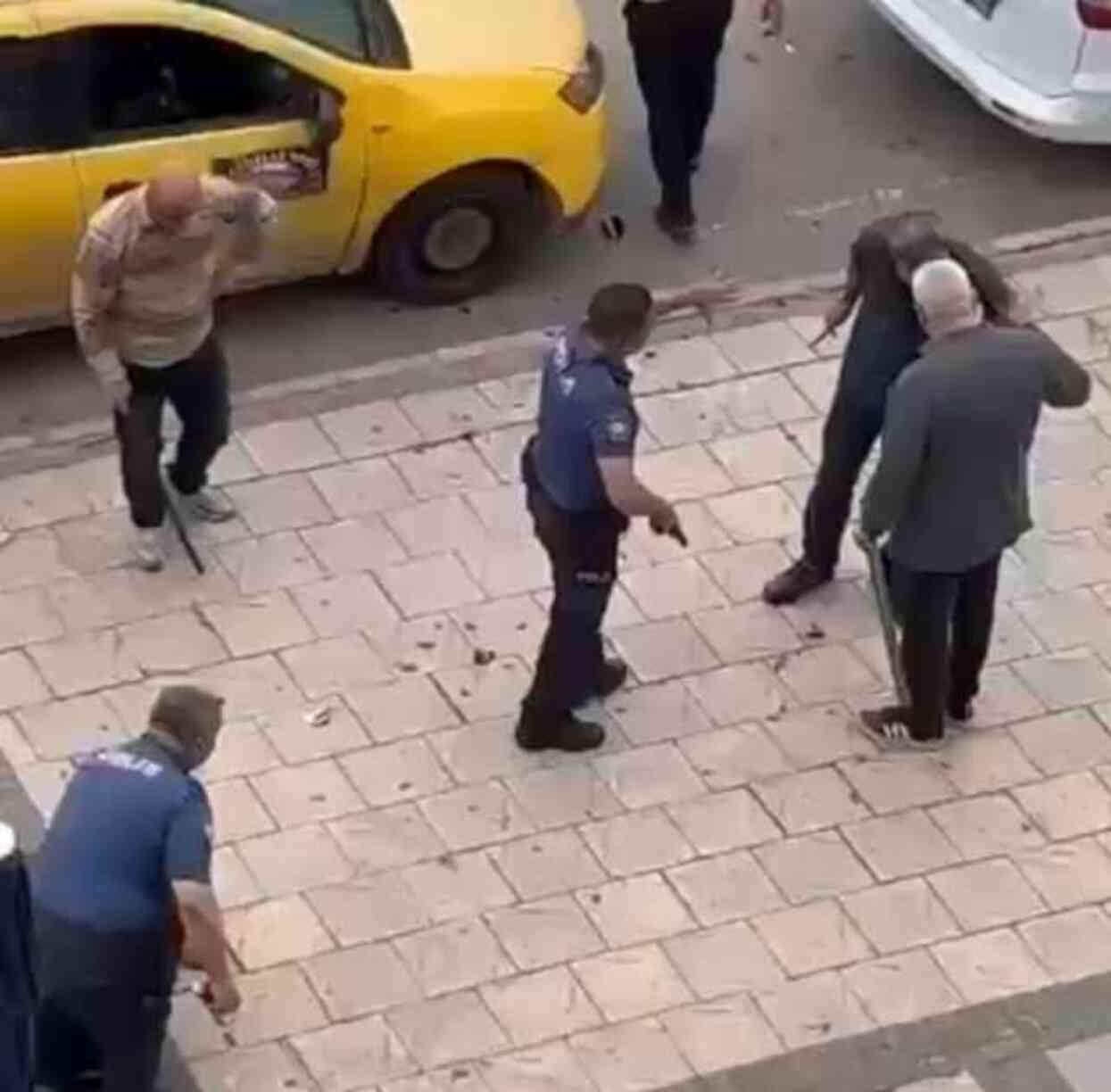 Polis, 2 grubun taşlı ve sopalı kavgasında bir saldırganı bacağından vurdu