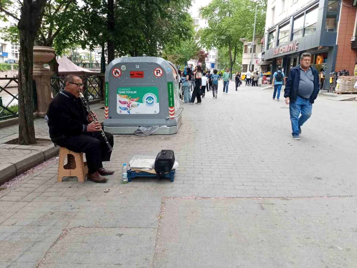 Eskişehir\'de hava sıcaklıklarının artmasıyla sokak müzisyenleri ilgi topluyor
