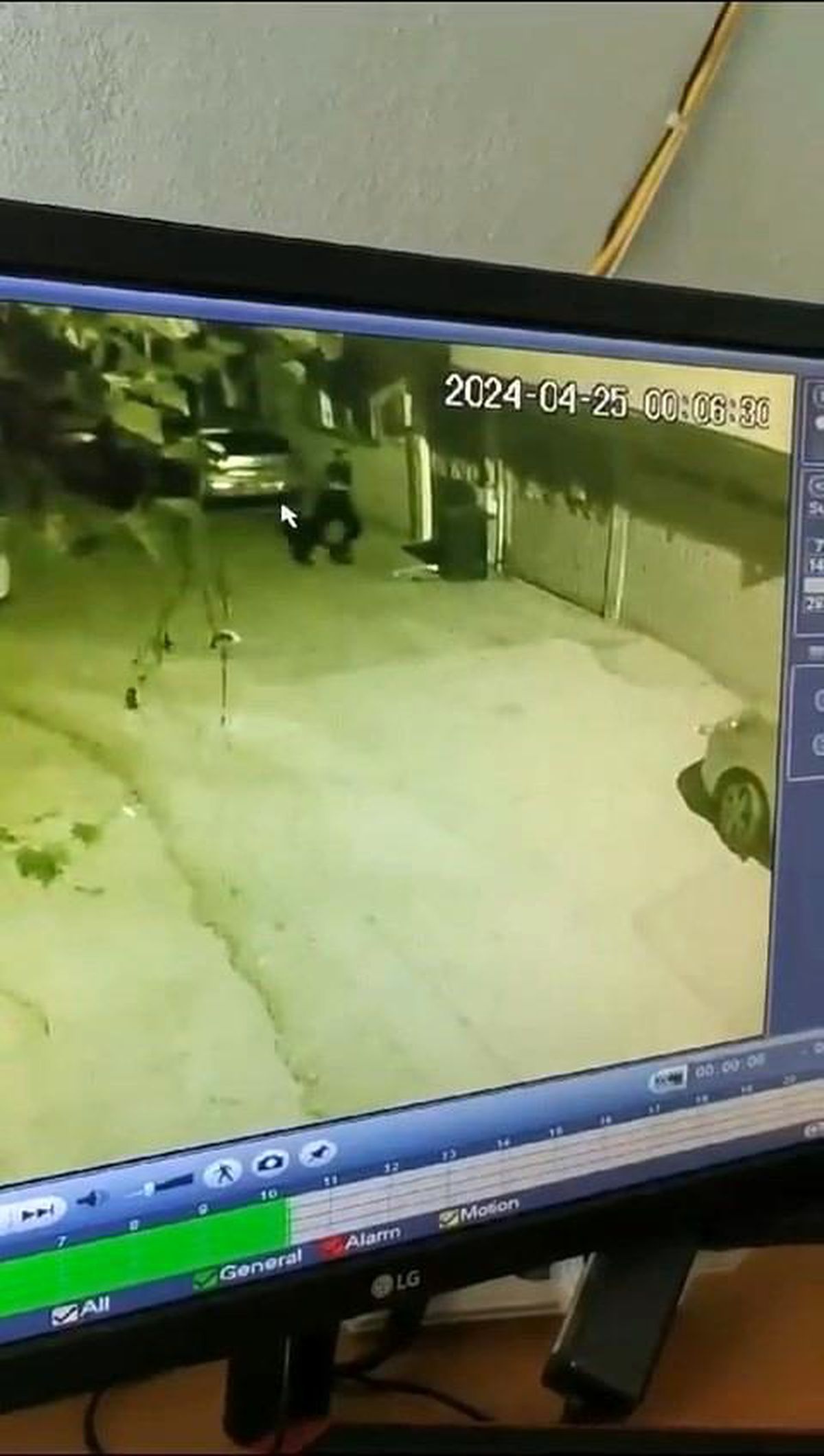 Bursa\'da Sinirlenen Adam Çöp Kovasına Tekme Attı