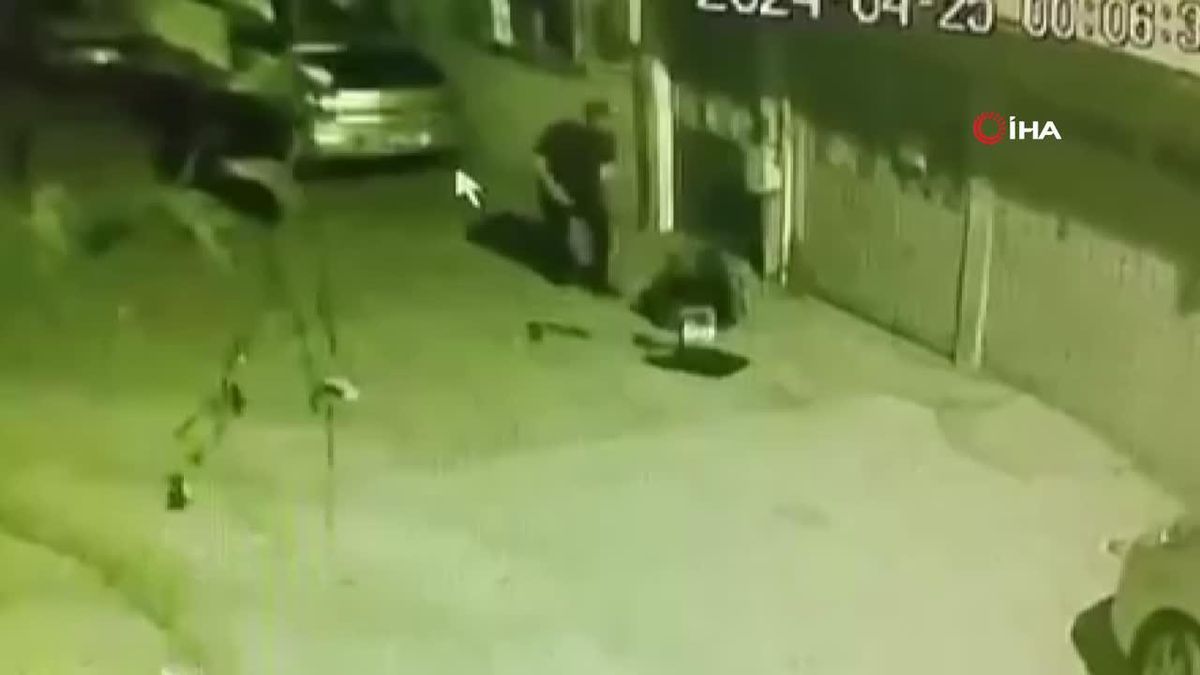 Sinirini çöp kutusundan çıkarttı Ayakkabısı çöp kutusuna takılan adama yanındaki de tepki gösterdi