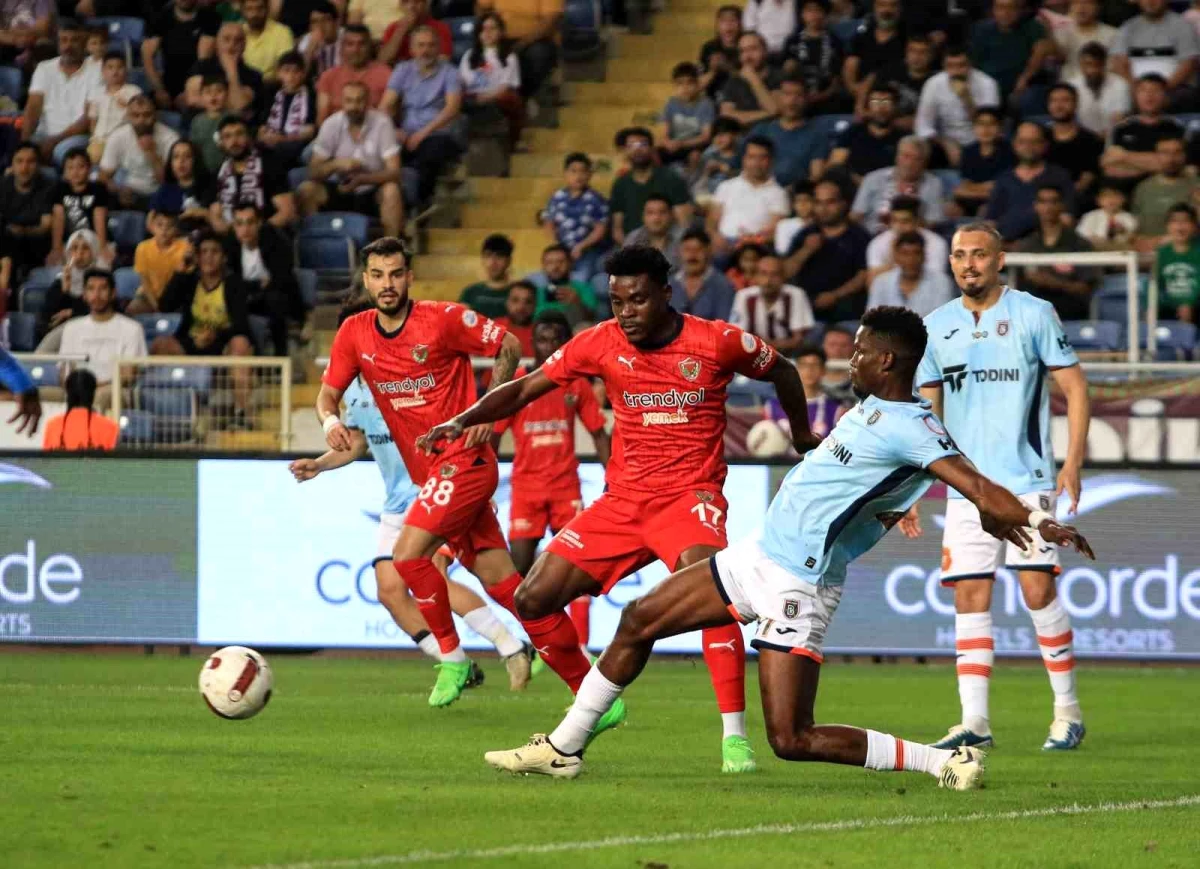 Hatayspor - Başakşehir Maçının İlk Yarısı 1-0 Başakşehir\'in Üstünlüğüyle Sonuçlandı