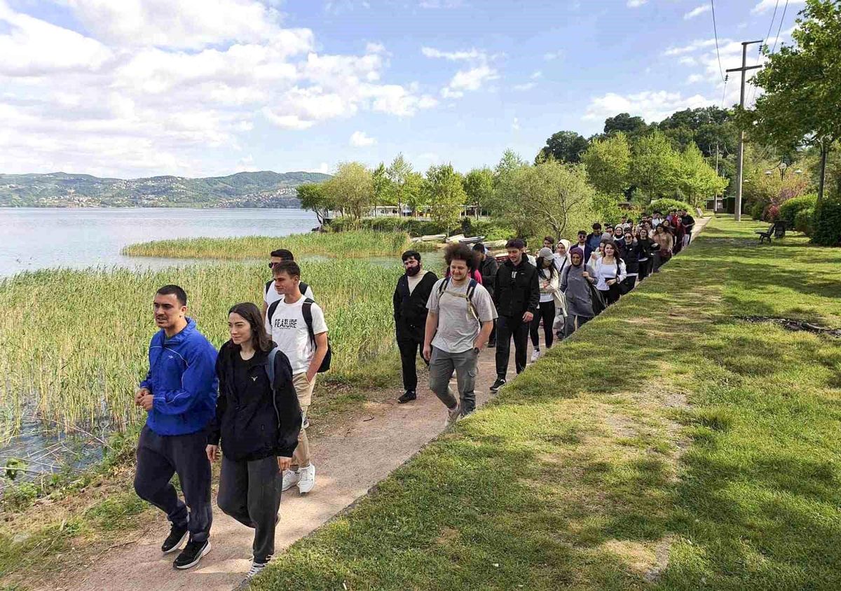 SUBÜ öğrenci ve personelleri Sapanca\'da sahil yürüyüşü düzenledi