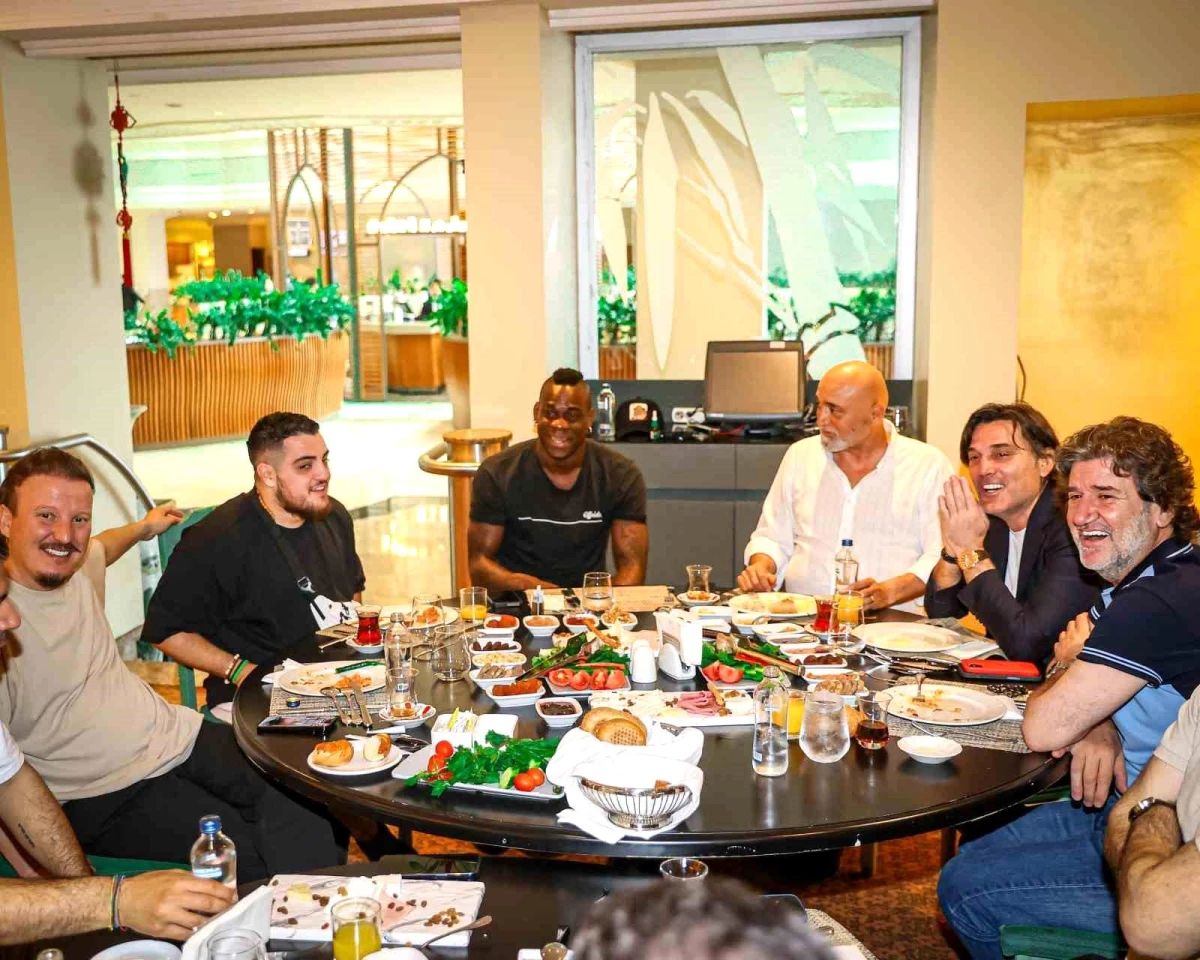 A Milli Futbol Takımı Teknik Direktörü Vincenzo Montella, Y. Adana Demirspor yöneticileriyle kahvaltıda bir araya geldi