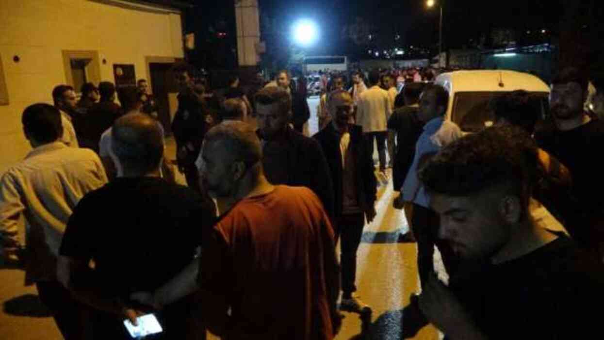 2 polis şehit olmuştu! Silah ve siren seslerini duyan Adıyamanlılar polis merkezine akın etmiş 2 polis şehit olmuştu! Silah ve siren seslerini duyan Adıyamanlılar polis merkezine akın etmiş