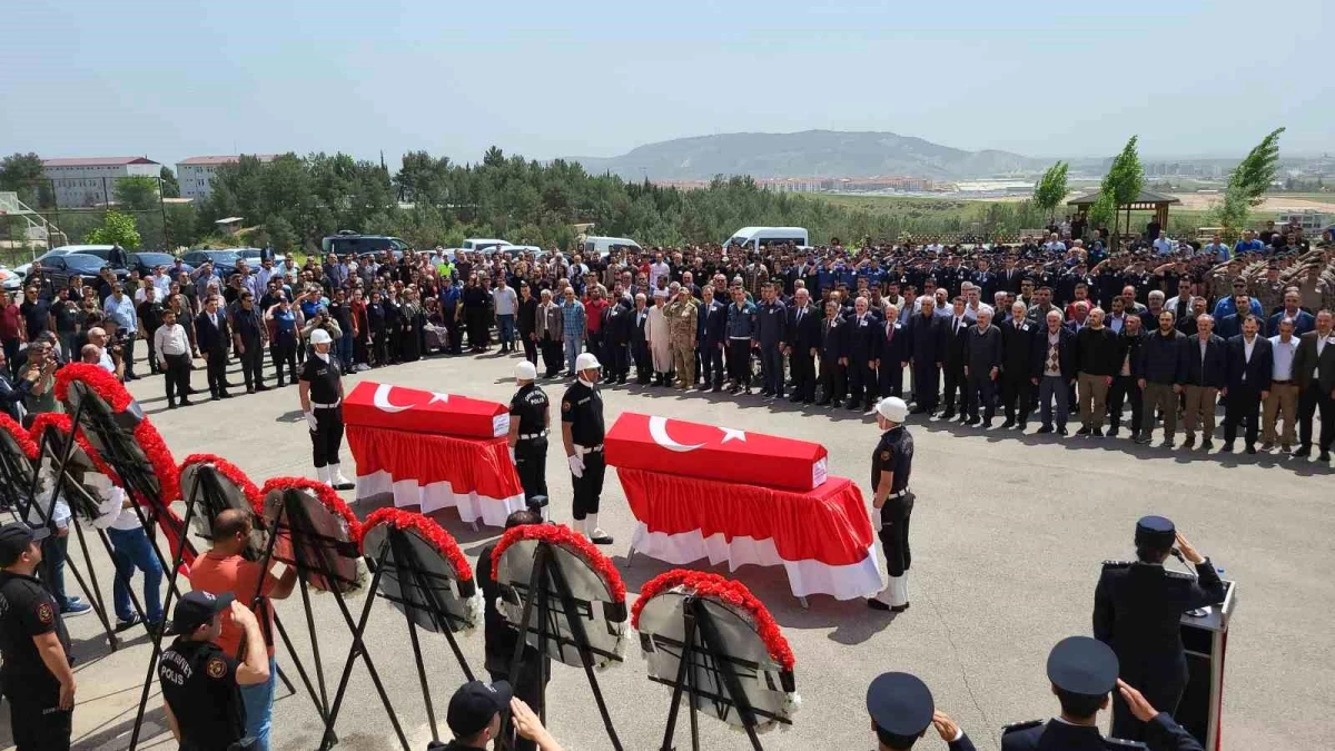 Adıyaman\'da polis memuru tarafından açılan ateş sonucu şehit olan Karakol Amiri ve Asayiş Şube Ekipler Amiri için tören düzenlendi