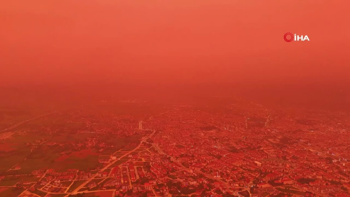 Afrika\'dan gelen toz nedeniyle Bolu\'da gökyüzü kırmızı, mor ve sarı renklerine büründü
