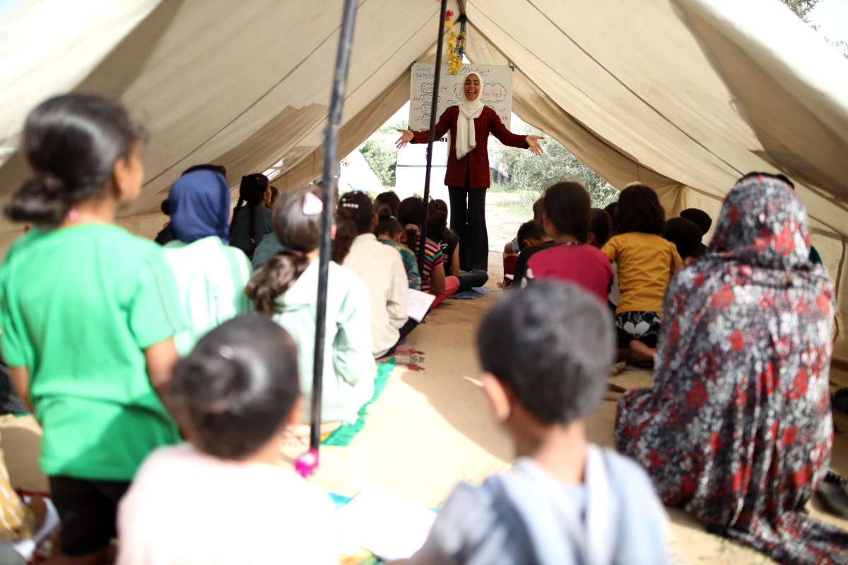 Gazze Şeridi\'nde çocuklar çadır sınıflarda eğitim alıyor