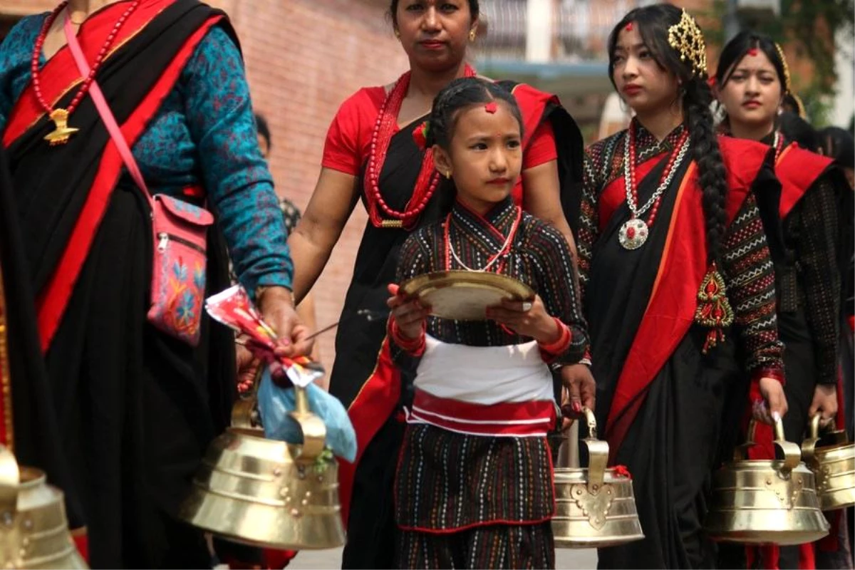 Nepal\'de düzenlenen Lava Jatra Festivali\'nde geleneksel kıyafetlerle kutlama