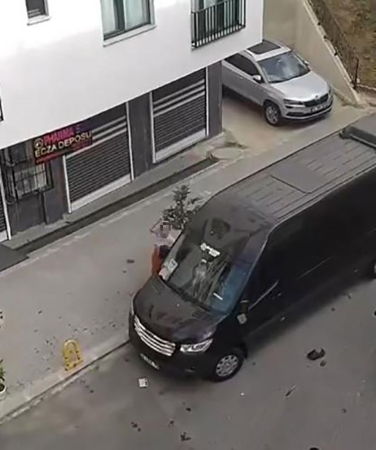 Bıçaklı, sopalı saldırıya uğrayan minibüs sürücüsü, markete sığınarak canını kurtardı