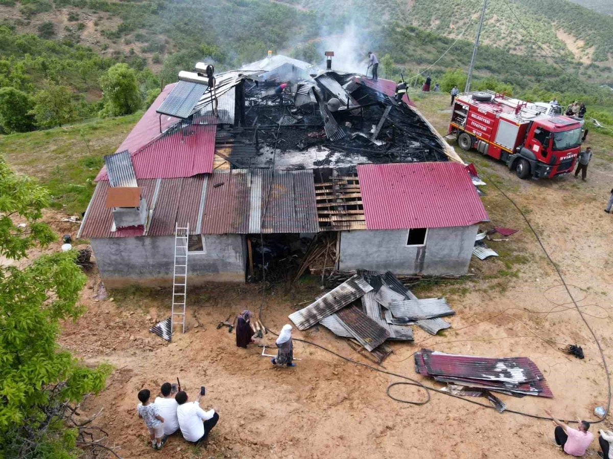 Bingöl\'ün Genç ilçesinde bir evin çatısında çıkan yangın söndürüldü