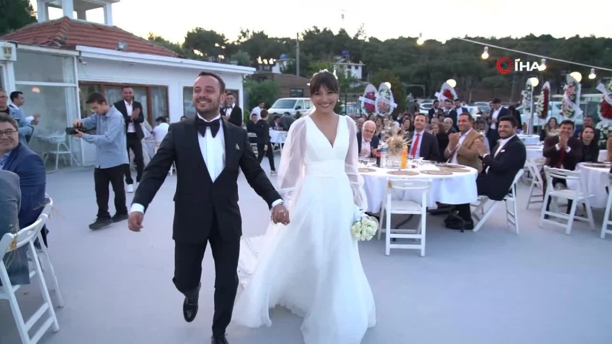CHP PM Üyesi Umut Dikili\'nin nikahını Balıkesir Büyükşehir Belediye Başkanı Ahmet Akın kıydı