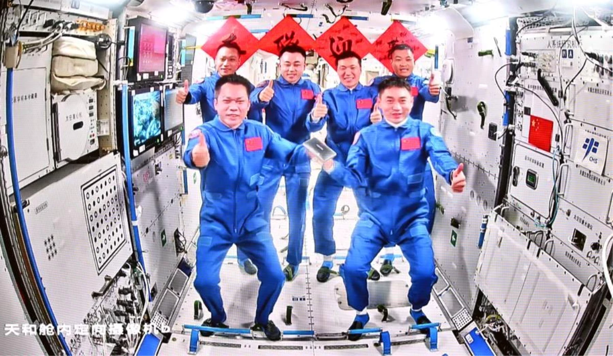 Çin\'in Shenzhou-17 Mürettebatı Uzay İstasyonunun Anahtarlarını Shenzhou-18 Mürettebatına Devretti