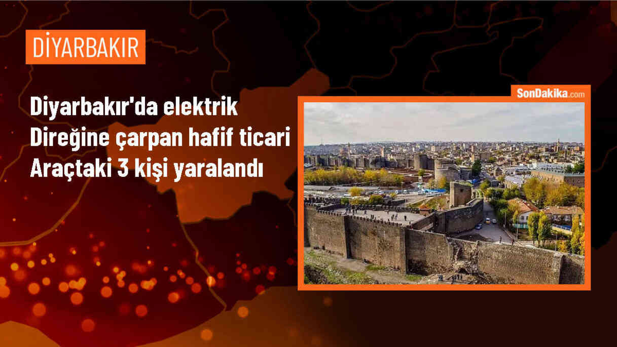 Diyarbakır\'da hafif ticari araç elektrik direğine çarptı: 3 yaralı