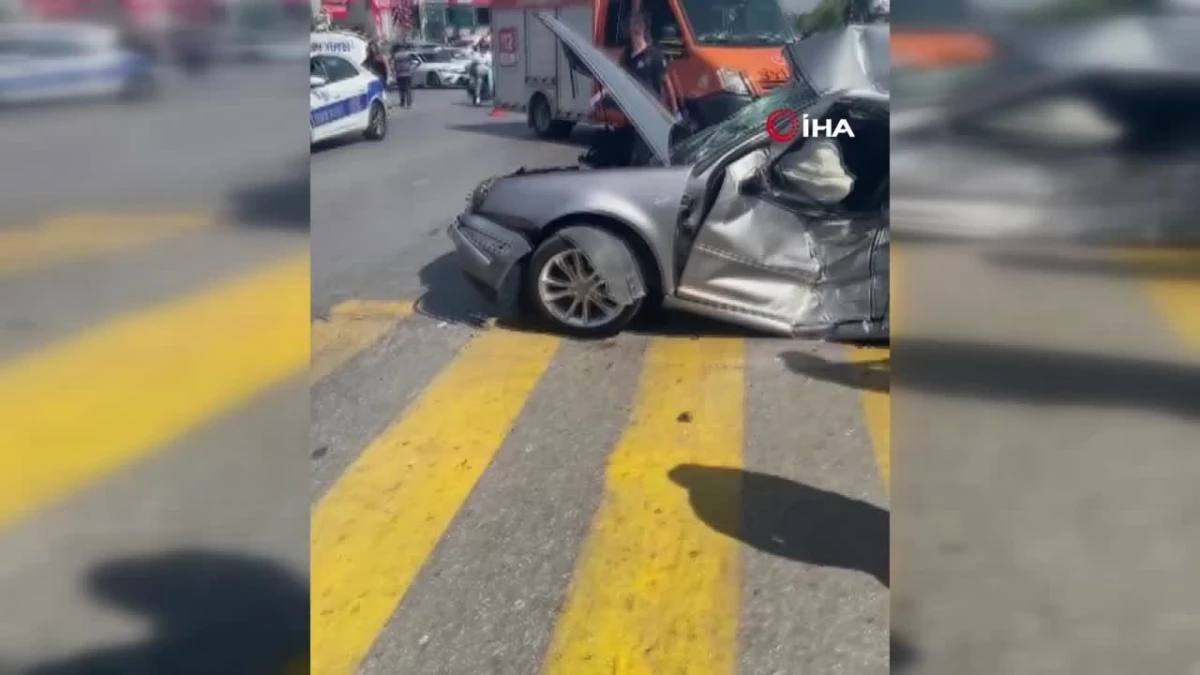 Efeler\'de iki otomobil çarpıştı: 3 yaralı