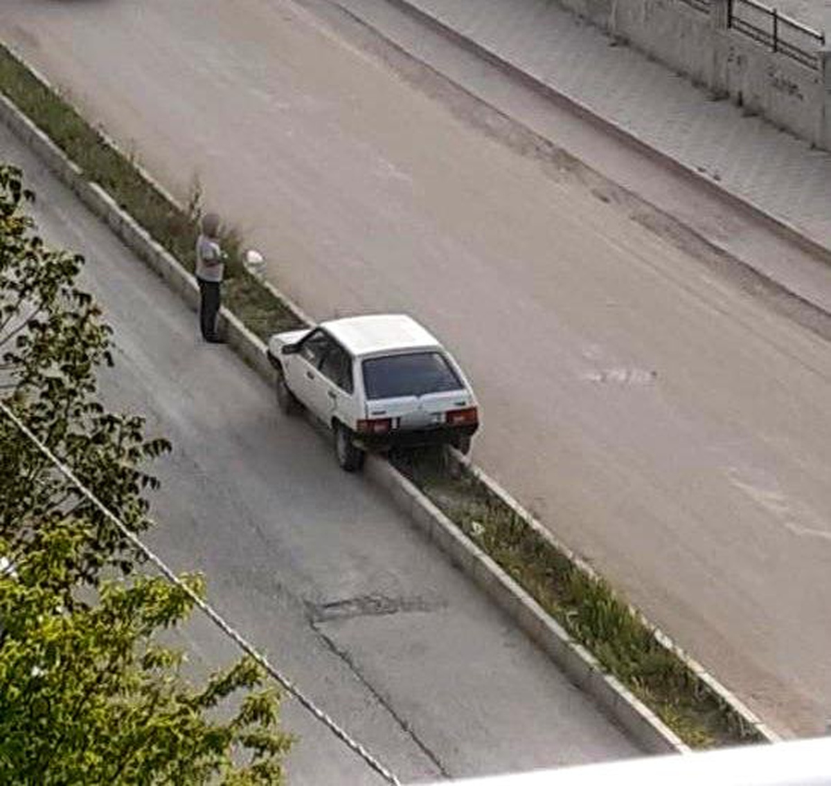 Elazığ\'da sürücüsünün direksiyon hakimiyetini kaybettiği otomobil refüje oturdu