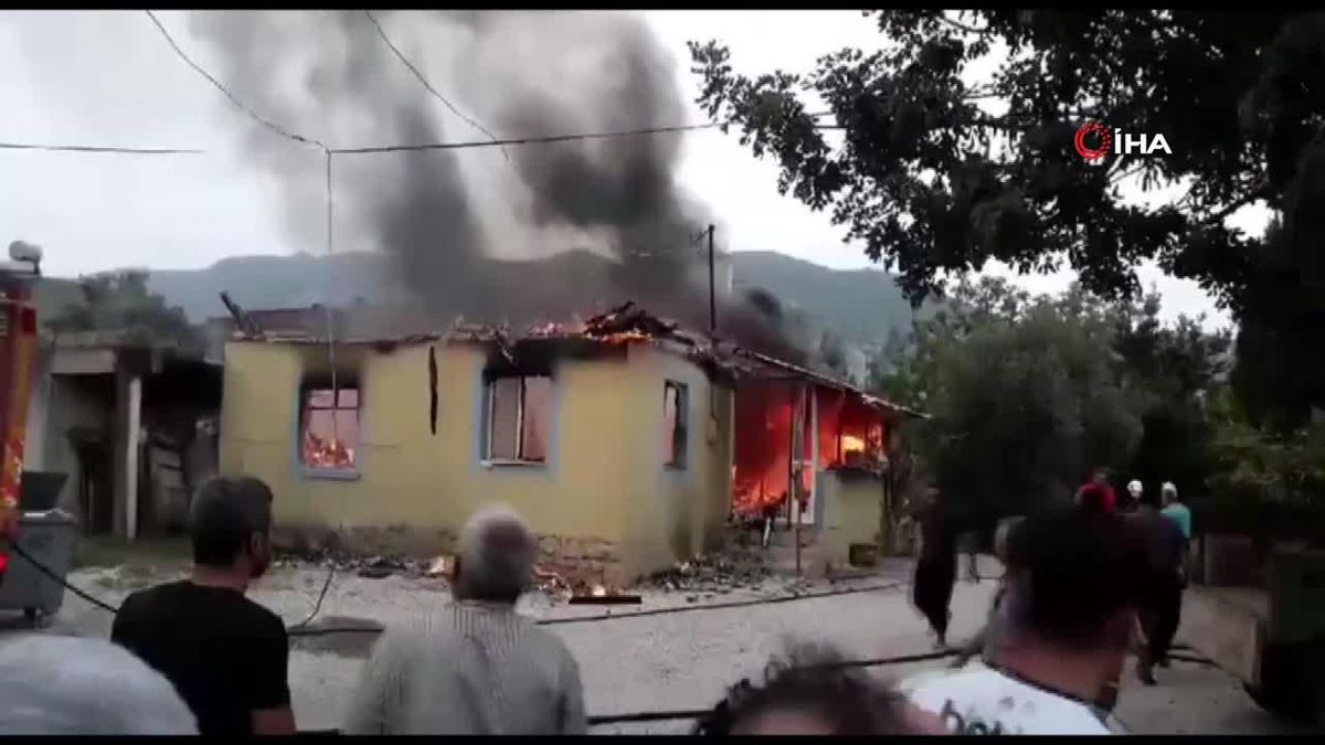 Elektrik kontağından çıkan yangın evi küle çevirdi