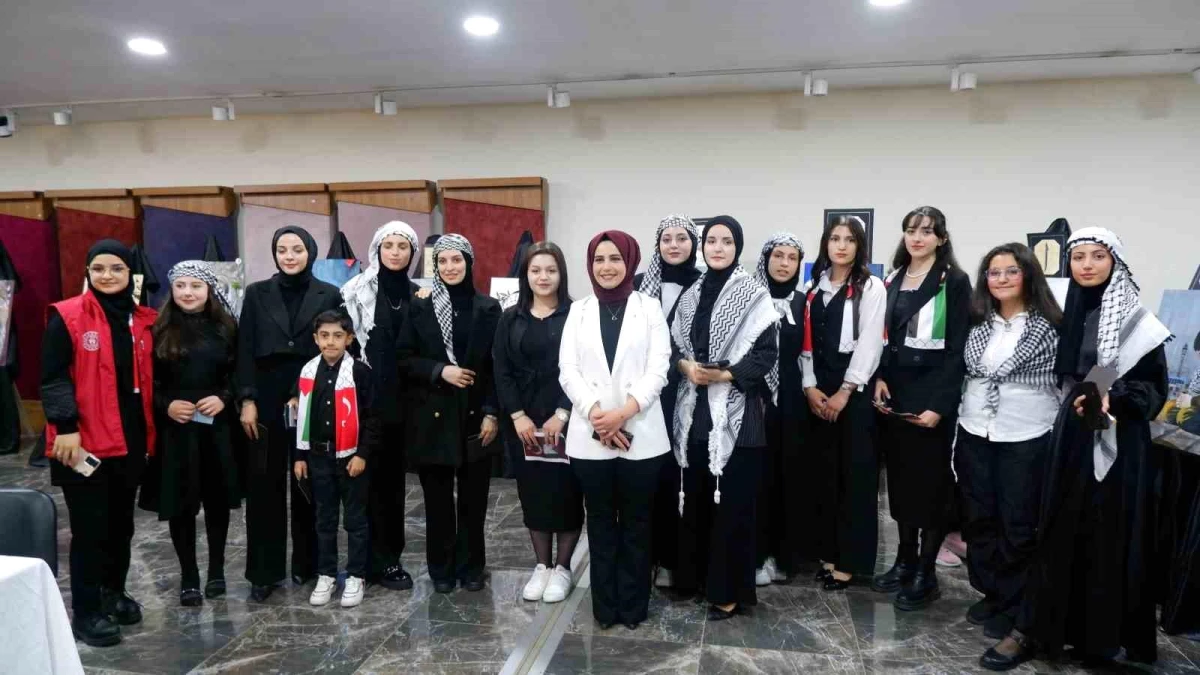 Erzurum\'da öğrenciler Gazze için tuvalde seslerini duyurdu