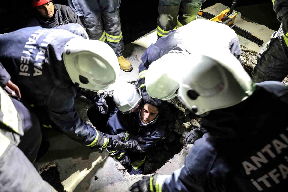 Antalya Büyükşehir İtfaiyesi, Yeni İtfaiyecilere Deprem Eğitimi Veriyor