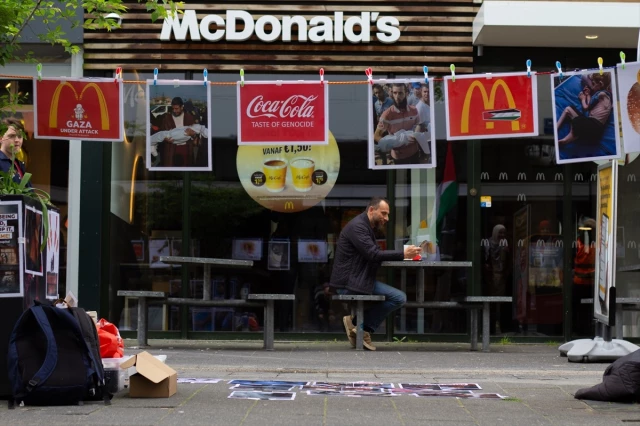 Hollanda'da McDonald's ubeleri nnde srail protestosu