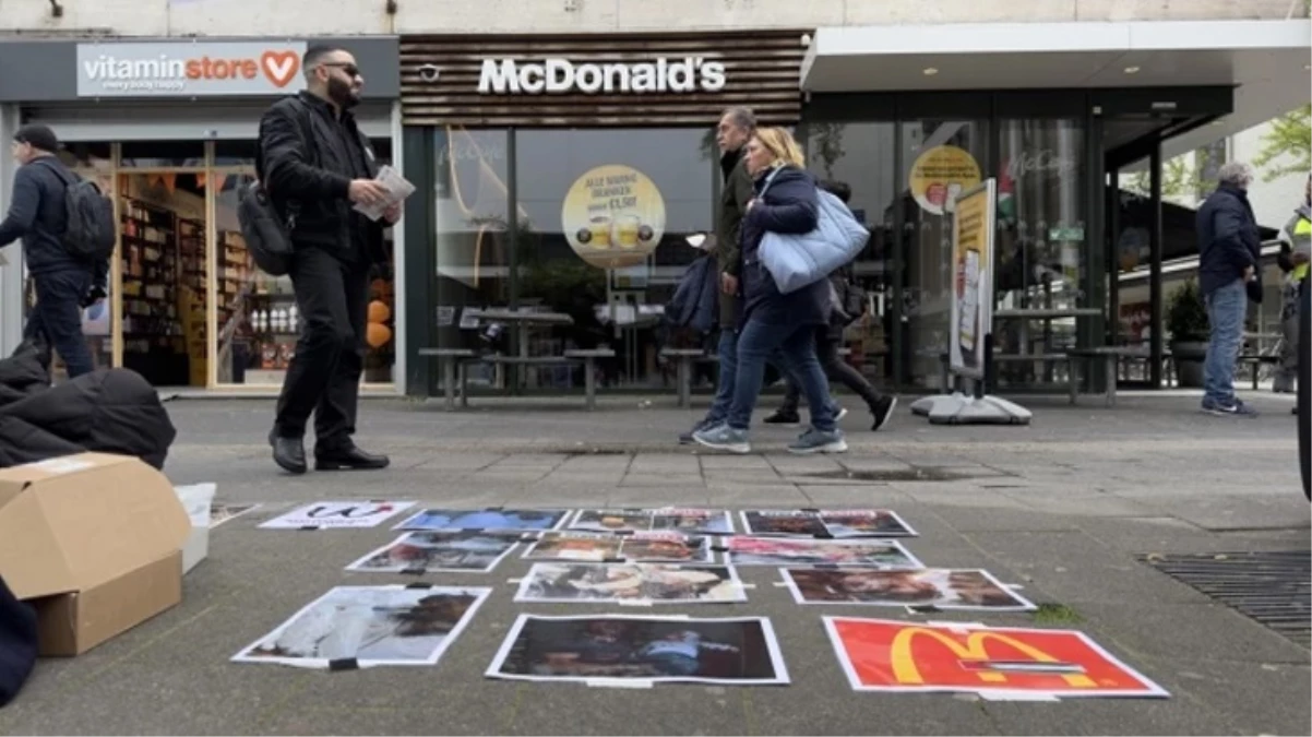 Hollanda'da McDonald's ubeleri nnde srail protestosu