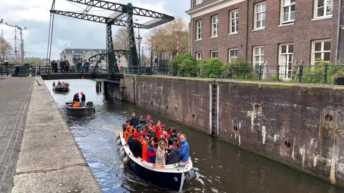 Hollandalılar Kral Günü\'nü Coşkuyla Kutladı