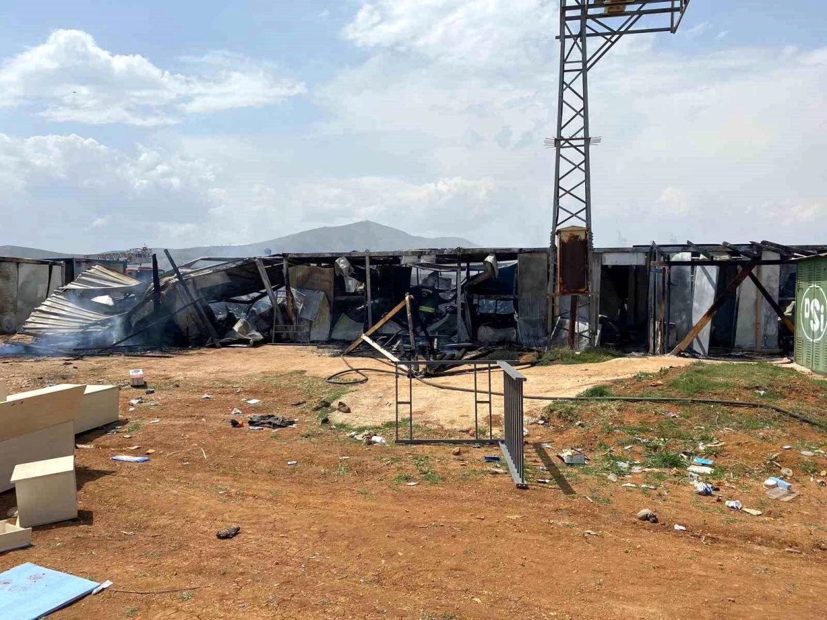 Kahramanmaraş\'ın Afşin ilçesinde köy evleri inşaatında yangın çıktı