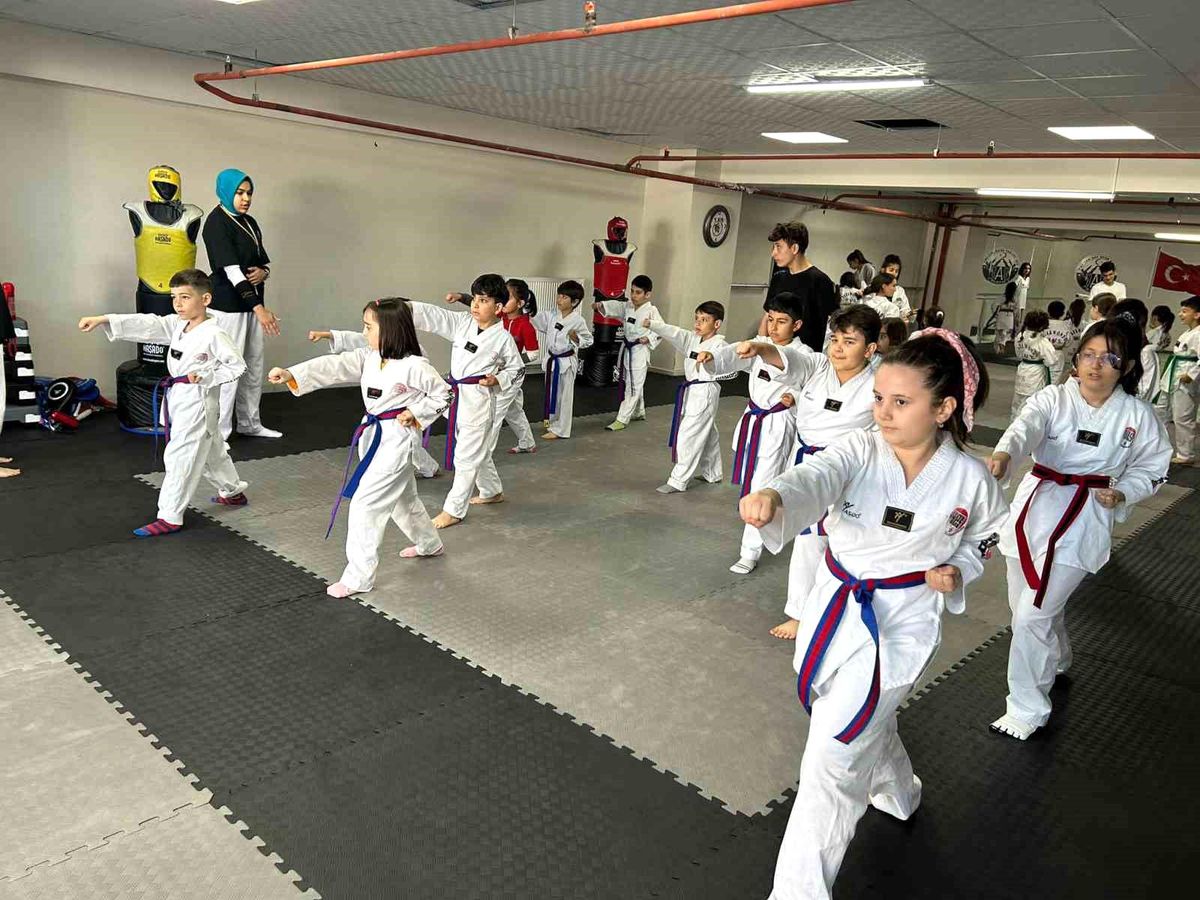Kayseri\'de Minik Tekvandocuların Kuşak Geçme Heyecanı