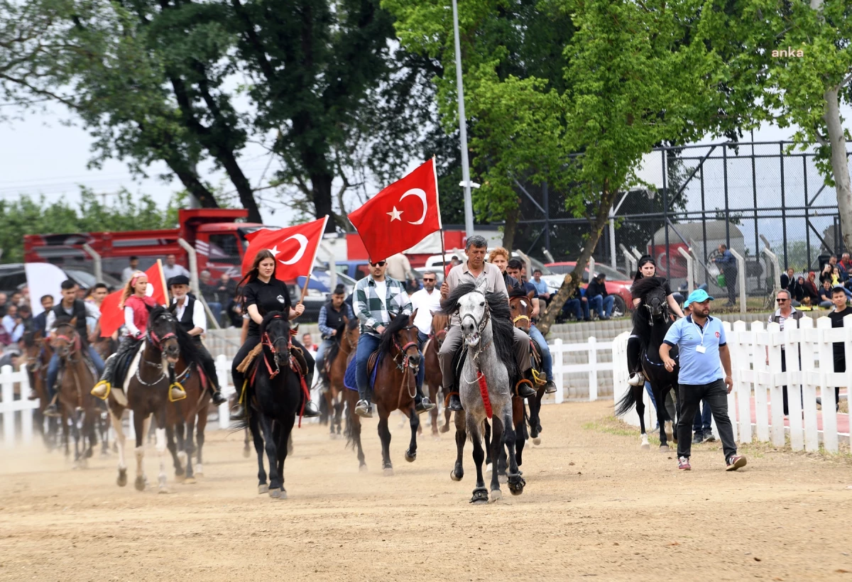 Bursa\'da Rahvan At Yarışları Coşkusu