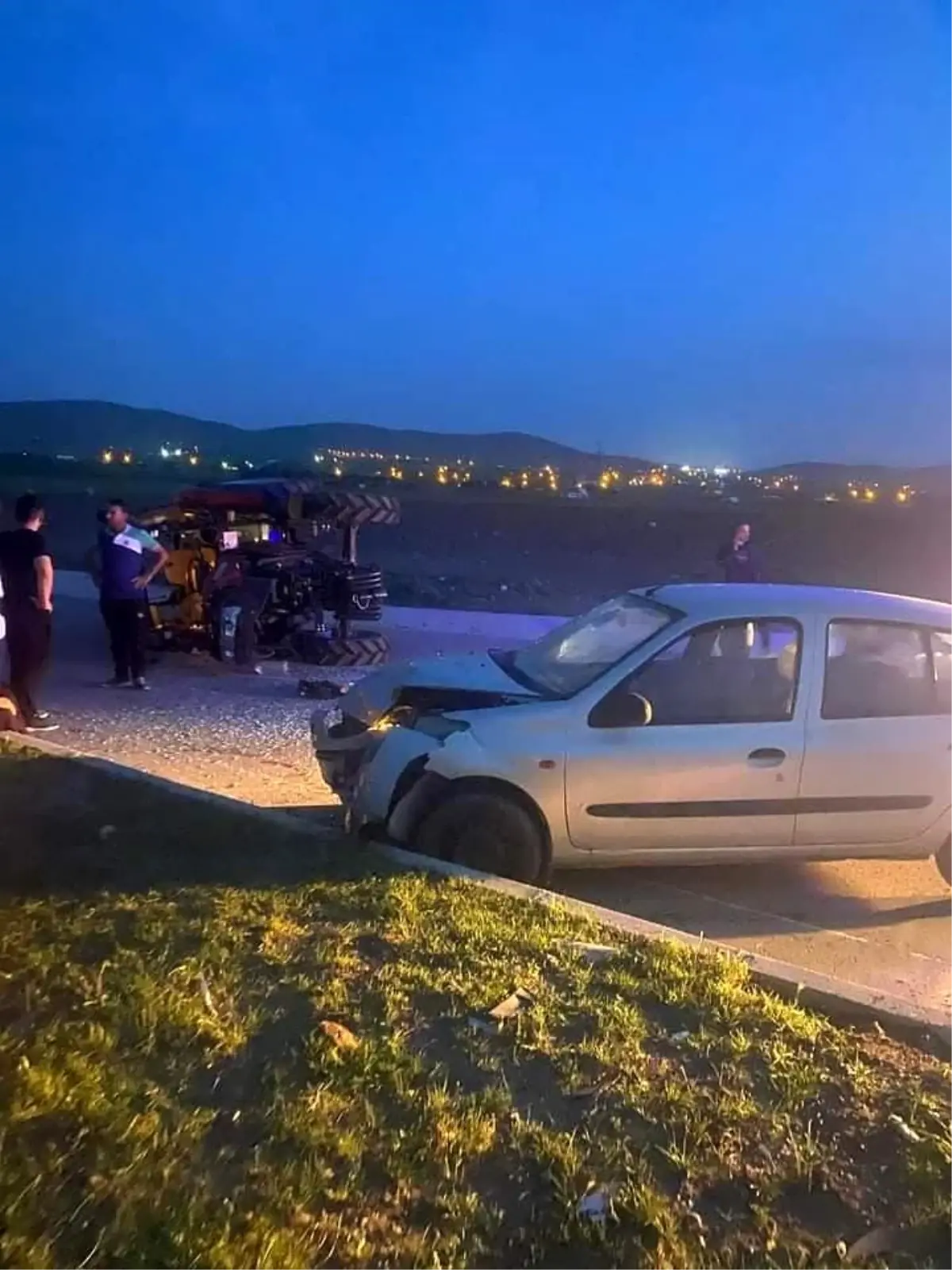 Elazığ\'da otomobil ile traktörün çarpışması sonucu 1 kişi yaralandı