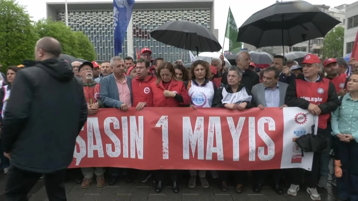Taksim\'de "Kanlı 1 Mayıs" Anması... Arzu Çerkezoğlu: "Herkesi Bir Elinde Karanfil, Diğerinde Aym Kararıyla Taksim\'e Yürümeye Çağırıyoruz"