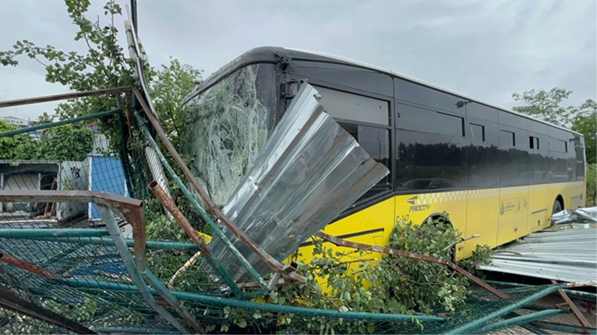 Ümraniye\'de İETT otobüsü iş yerinin bahçe duvarına çarptı