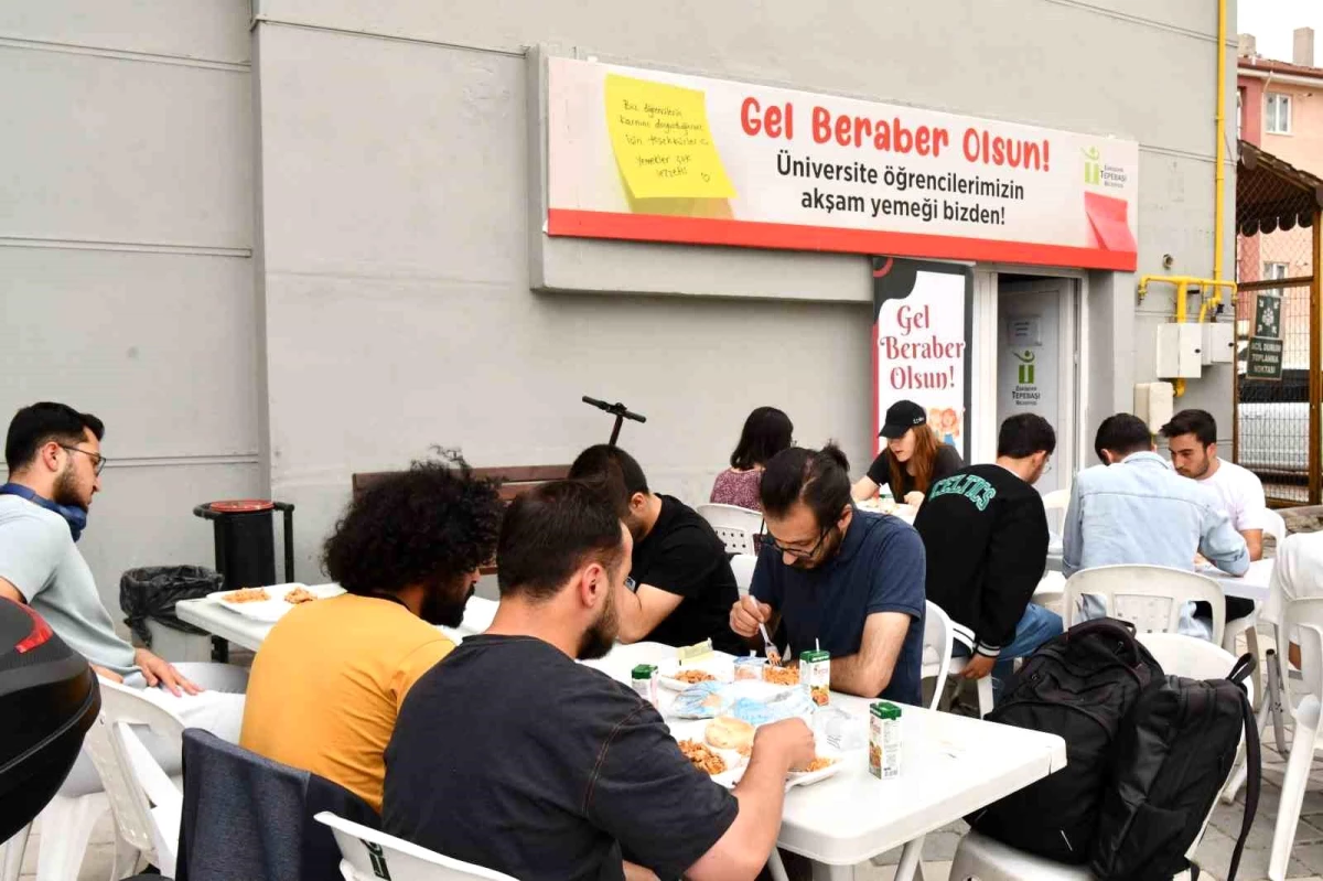 Tepebaşı Belediyesi Üniversite Öğrencilerine Ücretsiz Yemek Hizmeti Sunuyor