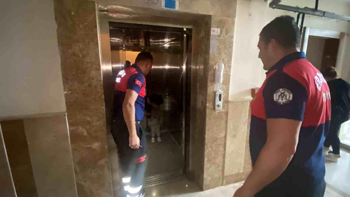 Erzincan\'da mahsur kalan anne ve çocuğu itfaiye ekiplerince kurtarıldı