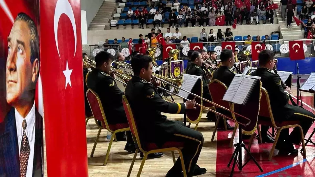 Malatya\'dan gelen 2. Ordu Komutanlığı Bölge Bandosu Hakkari\'de konser verdi