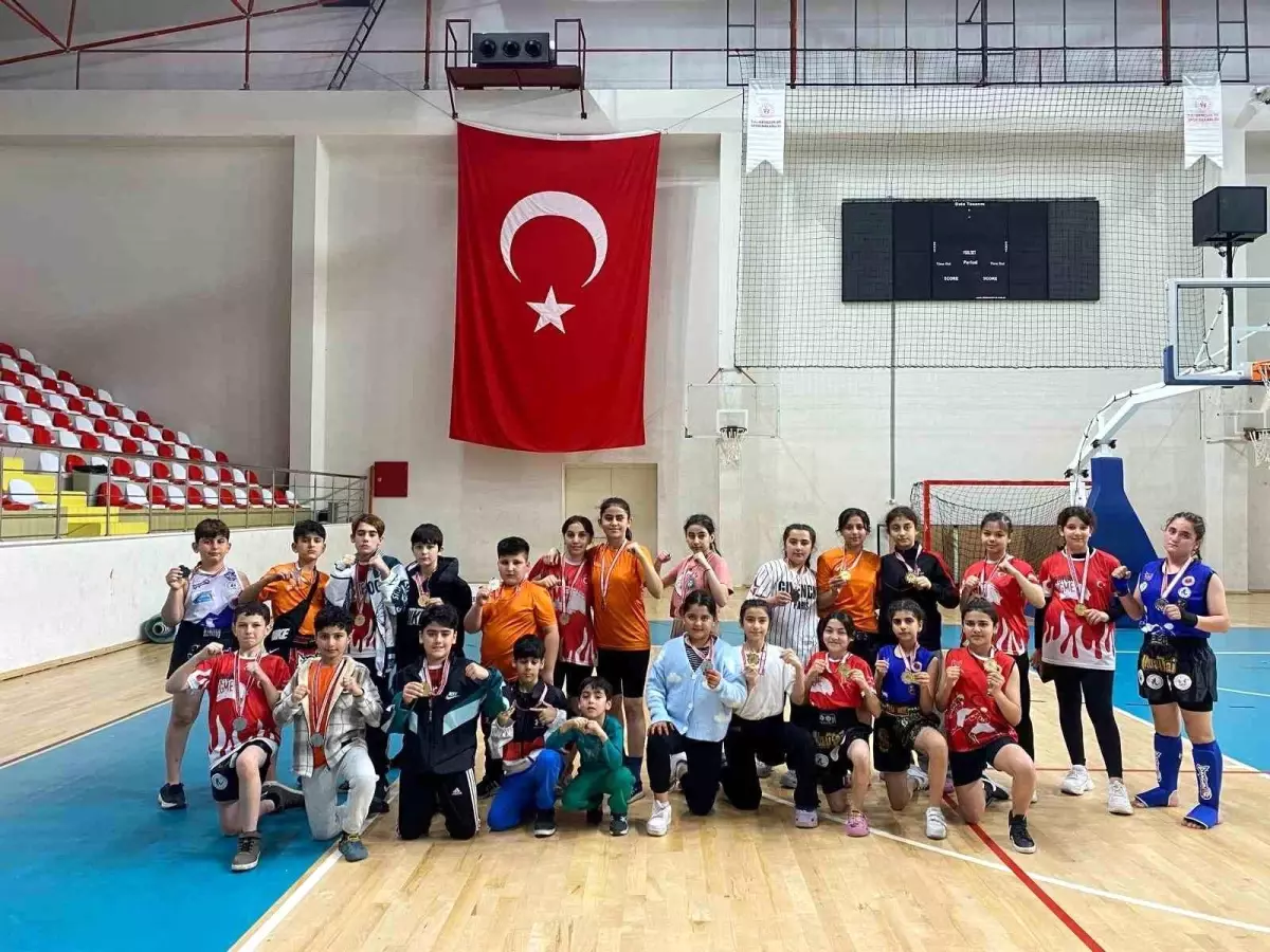 Avcılar Belediyesi Spor Kulübü 23 Nisan Muay Thai Turnuvası\'nda 34 madalya kazandı