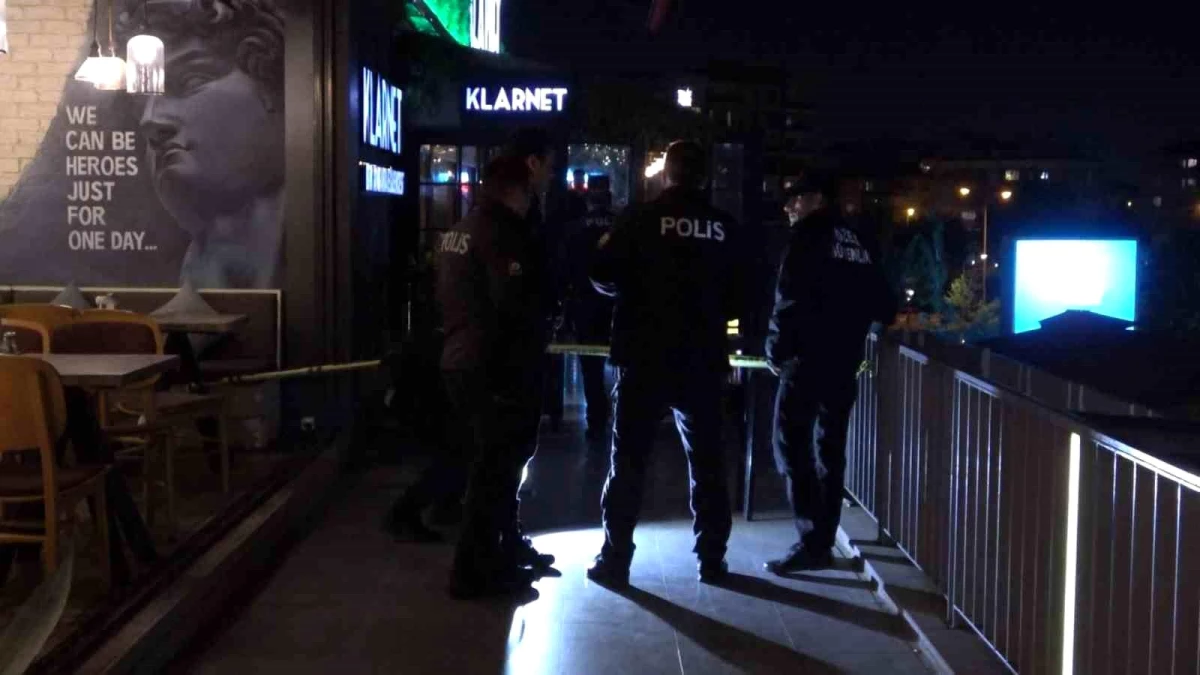 Bursa\'da Podyum Park\'ta Silahlı Kavga: Güvenlik Görevlisi Yaralandı, İhlas Haber Ajansı Muhabiri Darp Edildi