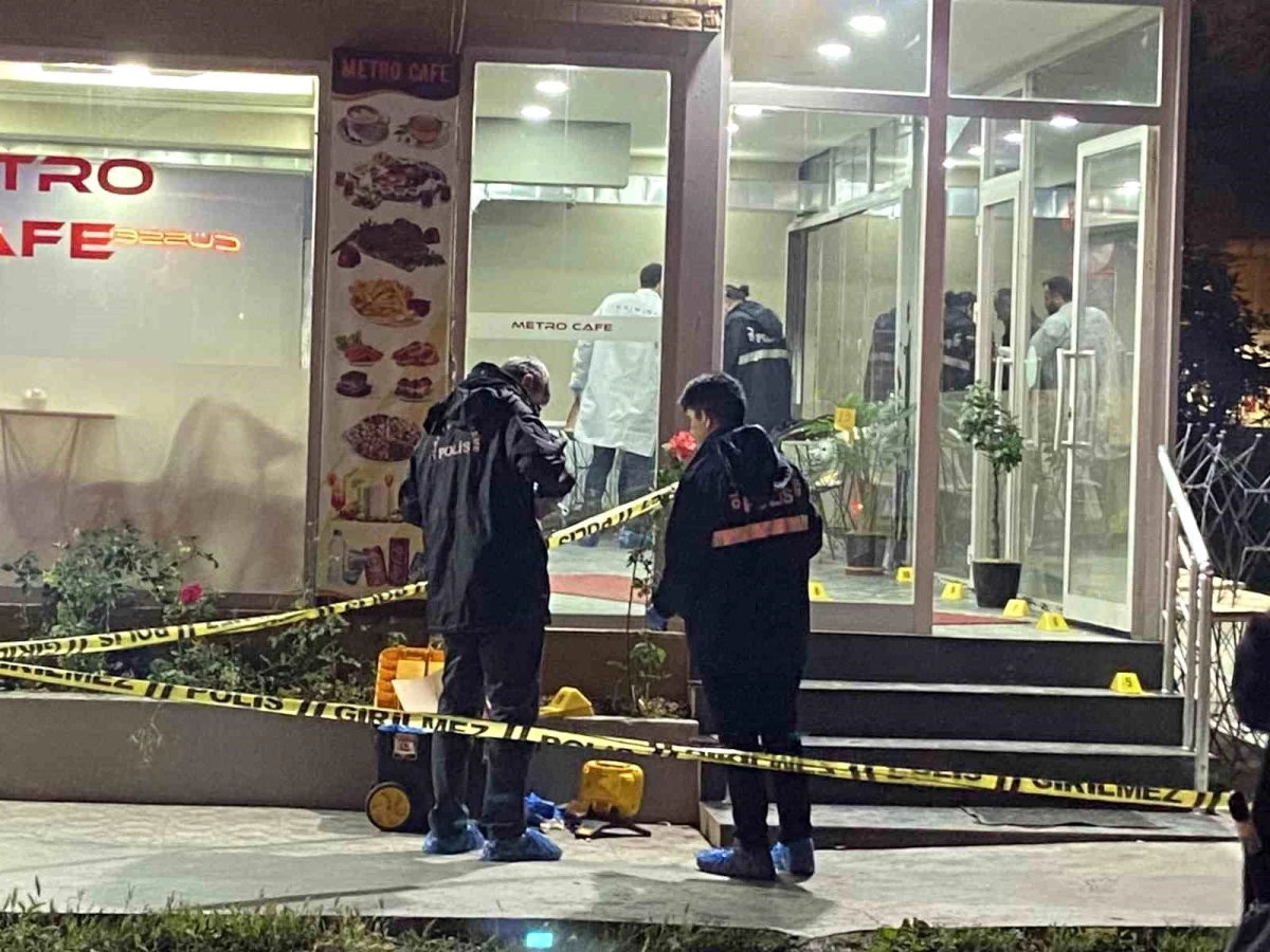 Bağcılar\'da kafeye silahlı saldırı: 3 kişi yaralandı