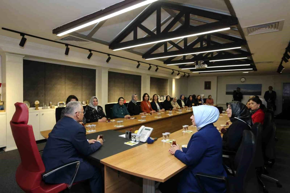 Başkan Büyükkılıç, AK Parti Kadın Kolları ve Meclis Üyelerini Ağırladı